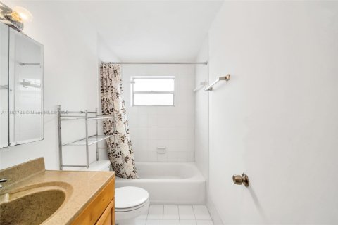 Condo in Miami Beach, Florida, 1 bedroom  № 1864170 - photo 11