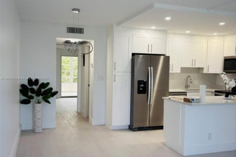 Condominio en venta en Deerfield Beach, Florida, 1 dormitorio, 66.8 m2 № 1807836 - foto 2