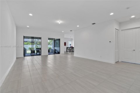 Villa ou maison à vendre à Miramar, Floride: 4 chambres № 2058329 - photo 4