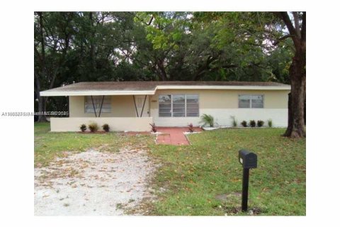 Villa ou maison à louer à Miramar, Floride: 126.9 m2 № 1939829 - photo 1