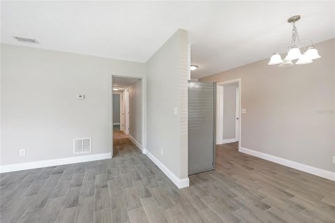 House in Orlando, Florida 4 bedrooms, 123.28 sq.m. № 2394077 - photo 5