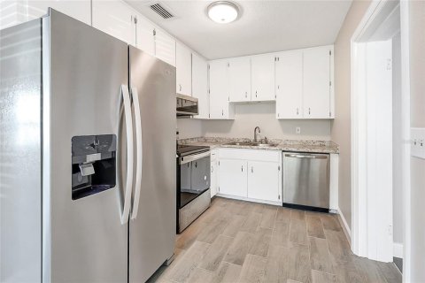 House in Orlando, Florida 4 bedrooms, 123.28 sq.m. № 2394077 - photo 13
