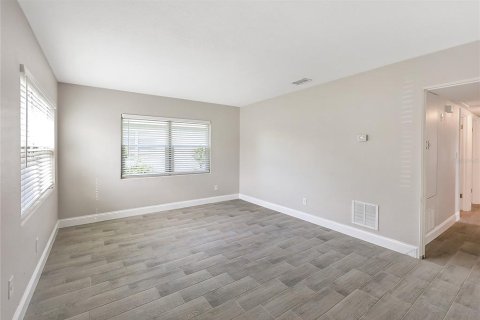 House in Orlando, Florida 4 bedrooms, 123.28 sq.m. № 2394077 - photo 8