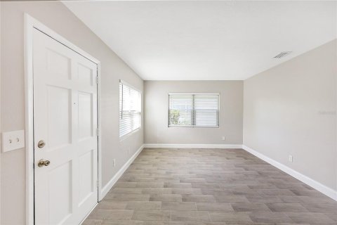 House in Orlando, Florida 4 bedrooms, 123.28 sq.m. № 2394077 - photo 9