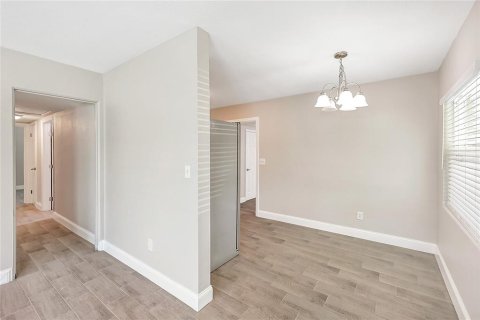 House in Orlando, Florida 4 bedrooms, 123.28 sq.m. № 2394077 - photo 12