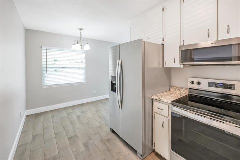 House in Orlando, Florida 4 bedrooms, 123.28 sq.m. № 2394077 - photo 15