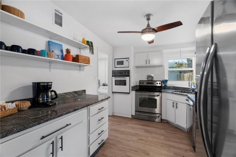 House in Largo, Florida 3 bedrooms, 96.43 sq.m. № 1677967 - photo 12