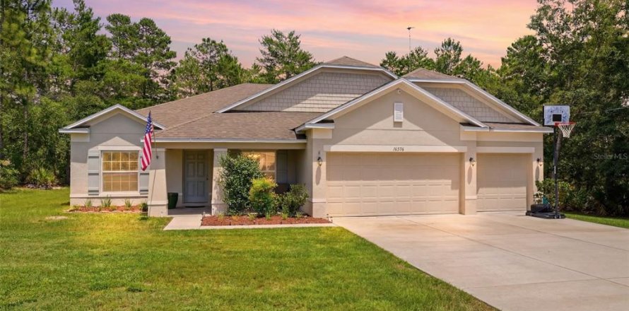 House in Weeki Wachee, Florida 4 bedrooms, 226.5 sq.m. № 2107375