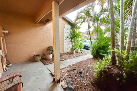 Adosado en alquiler en Pembroke Pines, Florida, 2 dormitorios, 117.06 m2 № 1964279 - foto 1