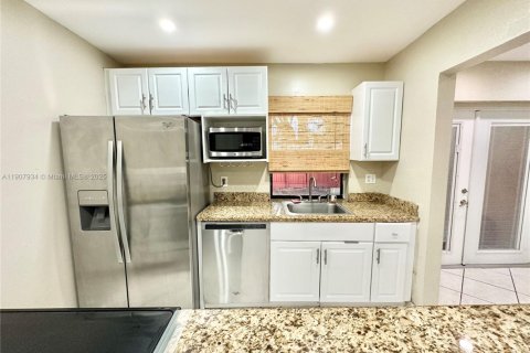 Adosado en alquiler en Pembroke Pines, Florida, 2 dormitorios, 117.06 m2 № 1964279 - foto 5