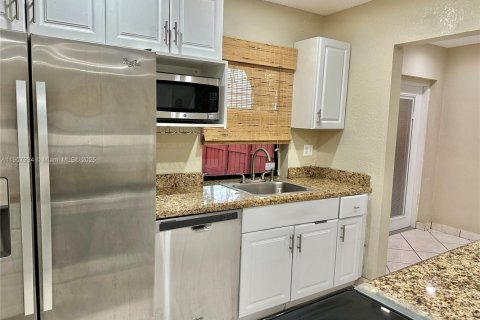 Adosado en alquiler en Pembroke Pines, Florida, 2 dormitorios, 117.06 m2 № 1964279 - foto 10