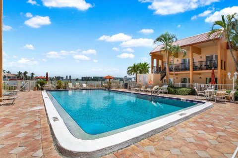 Condominio en alquiler en Saint Pete Beach, Florida, 3 dormitorios, 95.69 m2 № 2103801 - foto 22