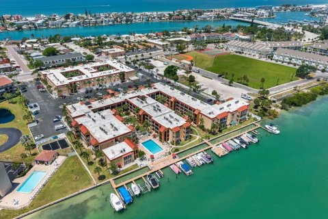 Condominio en Saint Pete Beach, Florida, 3 dormitorios  № 2103801
