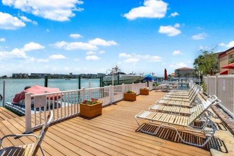 Condominio en alquiler en Saint Pete Beach, Florida, 3 dormitorios, 95.69 m2 № 2103801 - foto 23