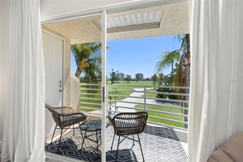 Condo in Saint Petersburg, Florida, 2 bedrooms  № 1614371 - photo 12