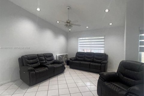 House in Cutler Bay, Florida 3 bedrooms, 132.39 sq.m. № 2067912 - photo 6