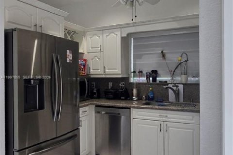 House in Cutler Bay, Florida 3 bedrooms, 132.39 sq.m. № 2067912 - photo 11