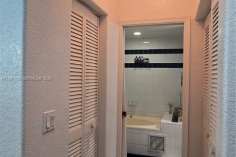 House in Cutler Bay, Florida 3 bedrooms, 132.39 sq.m. № 2067912 - photo 18