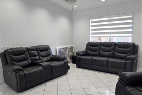 House in Cutler Bay, Florida 3 bedrooms, 132.39 sq.m. № 2067912 - photo 7
