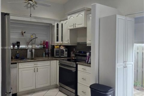 House in Cutler Bay, Florida 3 bedrooms, 132.39 sq.m. № 2067912 - photo 12