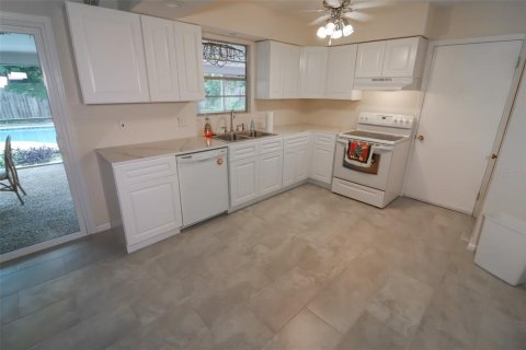 House in Orange Park, Florida 3 bedrooms, 133.41 sq.m. № 2233213 - photo 14