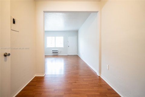 Apartment in Miami Beach, Florida 48.77 sq.m. № 1924537 - photo 7