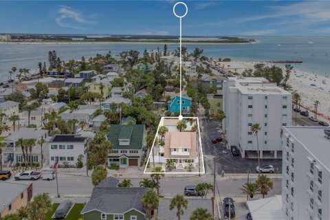 House in Saint Pete Beach, Florida 4 bedrooms, 193.61 sq.m. № 1804805 - photo 1