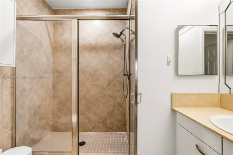 Condo in Hallandale Beach, Florida, 2 bedrooms № 2153121 - photo 16