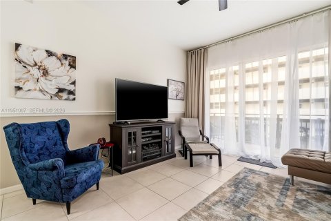 Condo in Hallandale Beach, Florida, 2 bedrooms № 2153121 - photo 8