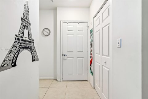 Condo in Hallandale Beach, Florida, 2 bedrooms № 2153121 - photo 28