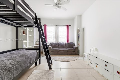 Condo in Hallandale Beach, Florida, 2 bedrooms № 2153121 - photo 27