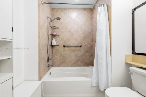 Condo in Hallandale Beach, Florida, 2 bedrooms № 2153121 - photo 30