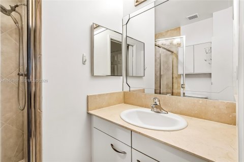 Condo in Hallandale Beach, Florida, 2 bedrooms № 2153121 - photo 15
