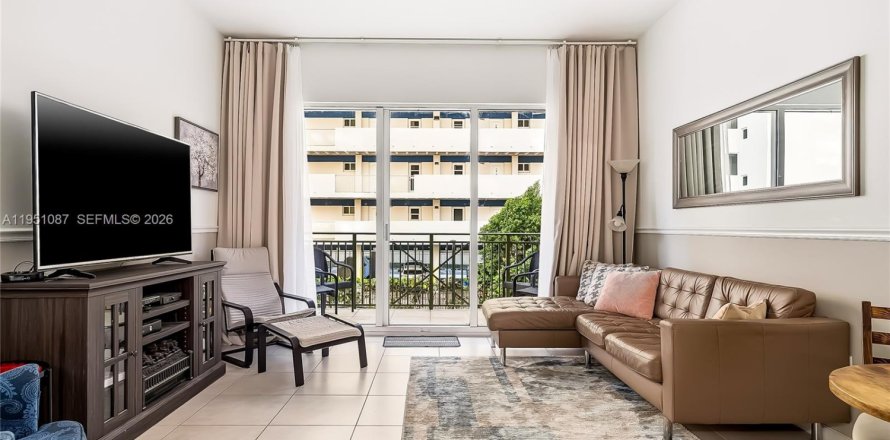 Condo in Hallandale Beach, Florida, 2 bedrooms № 2153121