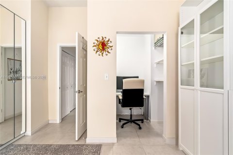 Condo in Hallandale Beach, Florida, 2 bedrooms № 2153121 - photo 14