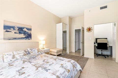 Condo in Hallandale Beach, Florida, 2 bedrooms № 2153121 - photo 12