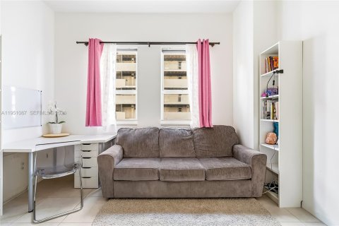 Condo in Hallandale Beach, Florida, 2 bedrooms № 2153121 - photo 24
