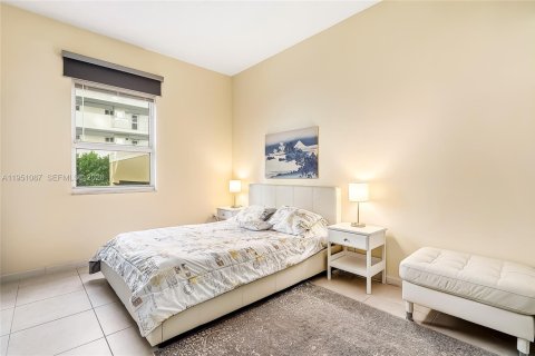 Condo in Hallandale Beach, Florida, 2 bedrooms № 2153121 - photo 11