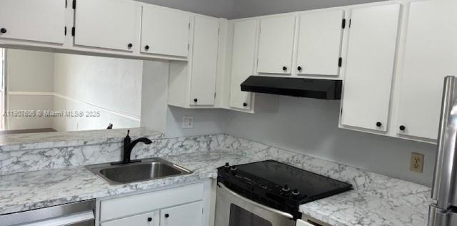 Кондоминиум с 2 спальнями в Майами, Флорида № 1964051