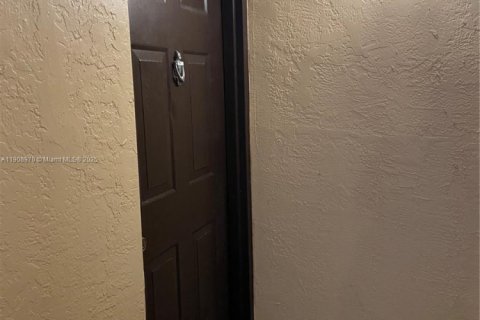 Copropriété à louer à Miramar, Floride: 2 chambres, 89.74 m2 № 1964827 - photo 1