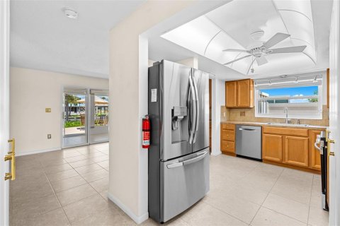 House in Cocoa Beach, Florida 4 bedrooms, 215.81 sq.m. № 2225126 - photo 12