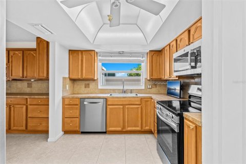 House in Cocoa Beach, Florida 4 bedrooms, 215.81 sq.m. № 2225126 - photo 11