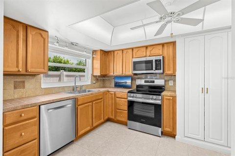 House in Cocoa Beach, Florida 4 bedrooms, 215.81 sq.m. № 2225126 - photo 10