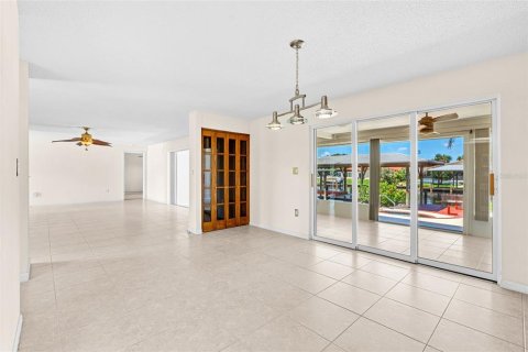 House in Cocoa Beach, Florida 4 bedrooms, 215.81 sq.m. № 2225126 - photo 14