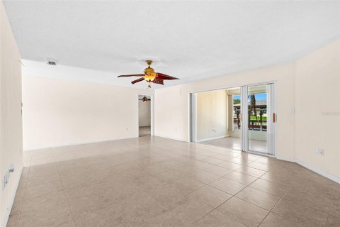 House in Cocoa Beach, Florida 4 bedrooms, 215.81 sq.m. № 2225126 - photo 19