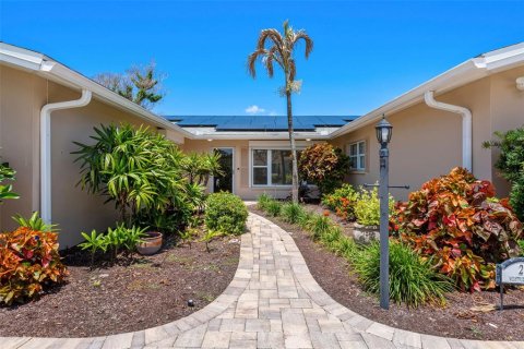 House in Cocoa Beach, Florida 4 bedrooms, 215.81 sq.m. № 2225126 - photo 2