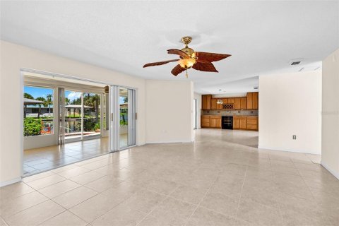 House in Cocoa Beach, Florida 4 bedrooms, 215.81 sq.m. № 2225126 - photo 16