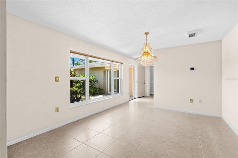 House in Cocoa Beach, Florida 4 bedrooms, 215.81 sq.m. № 2225126 - photo 25