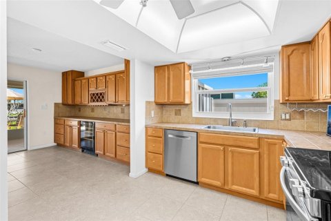 House in Cocoa Beach, Florida 4 bedrooms, 215.81 sq.m. № 2225126 - photo 9
