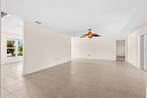 House in Cocoa Beach, Florida 4 bedrooms, 215.81 sq.m. № 2225126 - photo 18